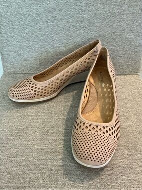 #870 NWOT Naturalizer “Brelynn” Women's Perforated Slip-On Flats - Nude Blush